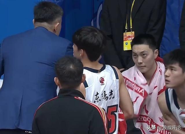 开云下载-人气真高！胡明轩26+4+4新赛季最佳一战 连中三分引现场粉丝狂欢