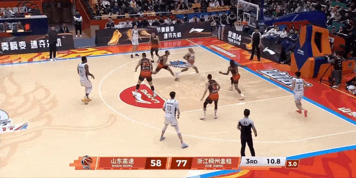 安德鲁斯带球上篮轻松得分，浙江三节领先山东21分