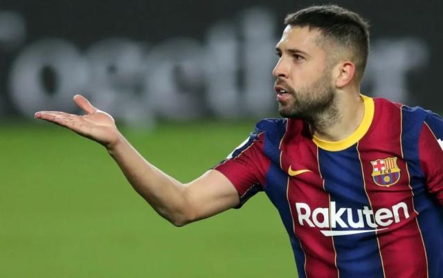 开云APP-巴萨两个左后卫都换？西媒：阿尔瓦不降薪就会走